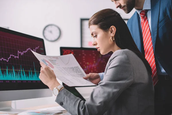 Vista Laterale Degli Analisti Che Lavorano Con Grafici Mentre Testano — Foto Stock