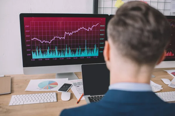 Achteraanzicht Van Data Analist Zittend Aan Tafel Met Computers Papieren — Stockfoto