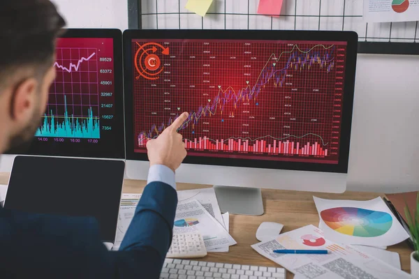 Vista Posterior Del Analista Datos Apuntando Gráficos Monitor Computadora Cerca —  Fotos de Stock