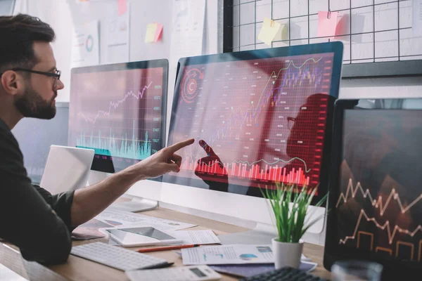 Seitenansicht Des Datenanalysten Der Mit Dem Finger Auf Diagramme Computermonitor — Stockfoto