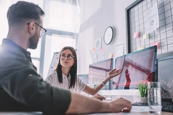 Selective Focus Data Analyst Pointing Hand Computer Monitor Colleague Office — Stock Photo, Image