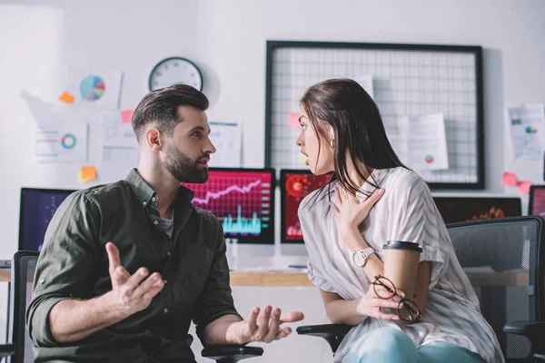 Data Analist Gesprek Met Geschokte Collega Met Papieren Beker Kantoor — Stockfoto