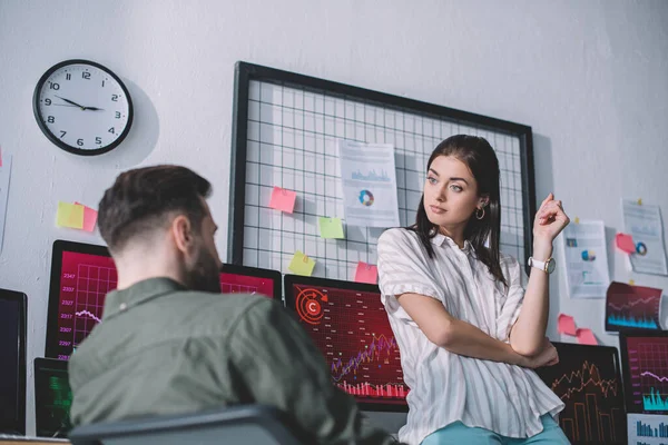 Focus Selettivo Degli Analisti Dati Che Sviluppano Software Sistemi Informatici — Foto Stock