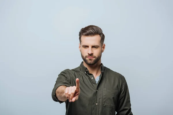 Bonito Homem Barbudo Apontando Com Dedo Isolado Cinza — Fotografia de Stock