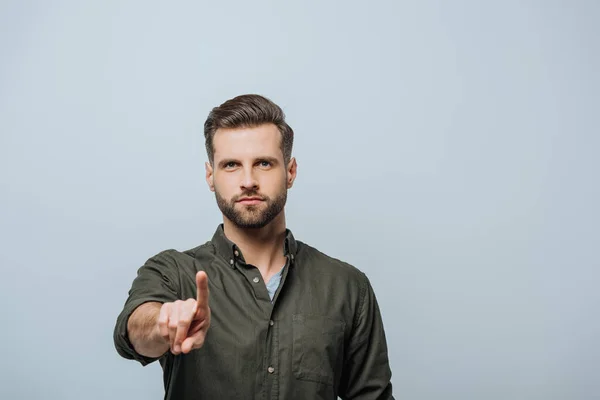 Beau Homme Pointant Doigt Regardant Caméra Isolée Sur Gris — Photo