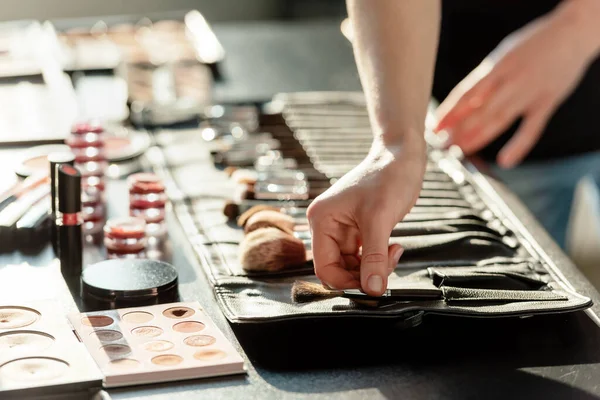 Recortado Vista Maquillaje Artista Tocando Cepillo Cosmético —  Fotos de Stock