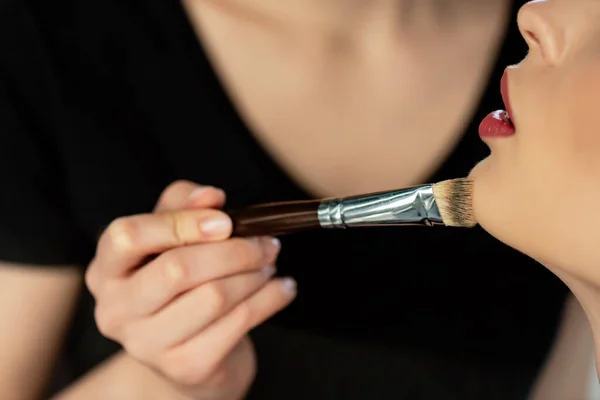 Recortado Vista Joven Maquillador Aplicando Corrector Modelo — Foto de Stock