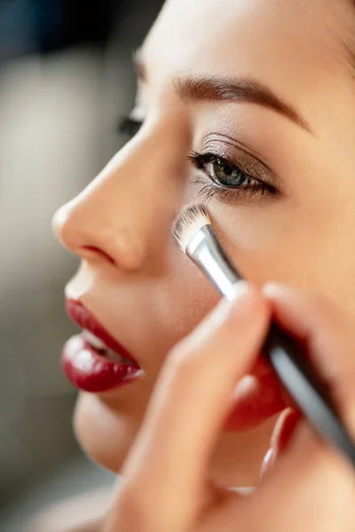 Selective Focus Makeup Artist Applying Concealer Model — Stock Photo, Image