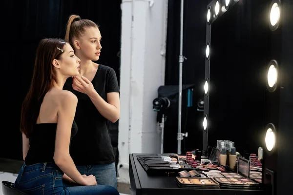 Makeup Artist Röra Ansiktet Attraktiv Modell Och Titta Spegel — Stockfoto