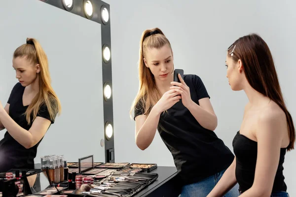 Artista Maquiagem Tirar Foto Modelo Atraente Usar Smartphone — Fotografia de Stock