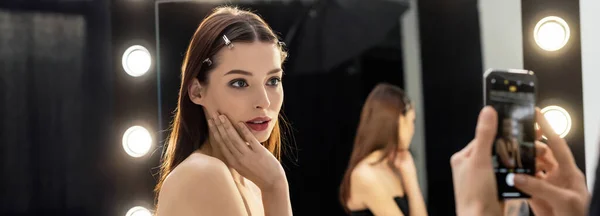 Plano Panorámico Del Artista Maquillaje Tomando Fotos Joven Modelo — Foto de Stock