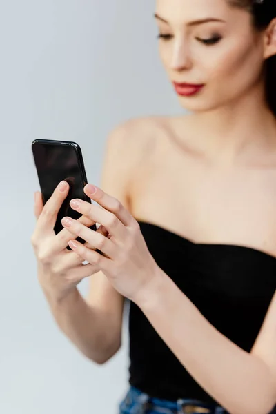 Enfoque Selectivo Mujer Utilizando Teléfono Inteligente Aislado Gris — Foto de Stock