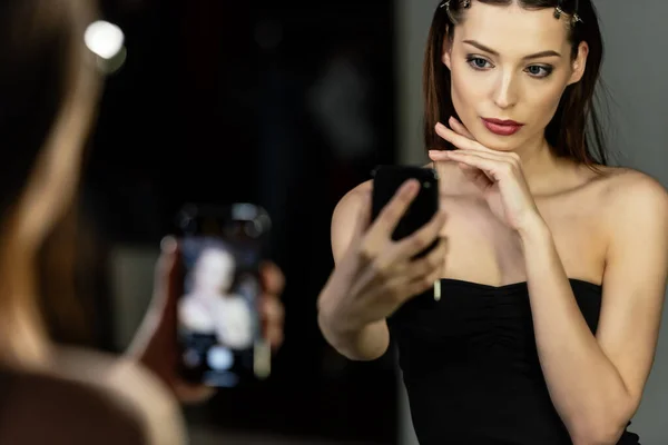Enfoque Selectivo Mujer Atractiva Tomando Selfie Estudio Fotos — Foto de Stock