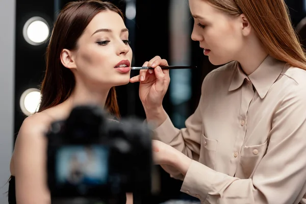 Enfoque Selectivo Artista Maquillaje Aplicando Brillo Labios Los Labios Modelo — Foto de Stock