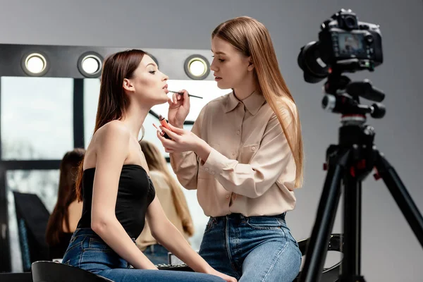 Selective Focus Makeup Artist Applying Lip Gloss Lips Beautiful Model — Stock Photo, Image