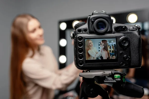 Selektiver Fokus Der Digitalkamera Mit Glücklichem Maskenbildner Der Gesichtspuder Auf — Stockfoto