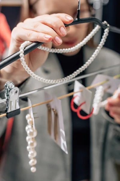 Selectieve Focus Van Stylist Aanraken Parel Ketting Buurt Van Oorbellen — Stockfoto