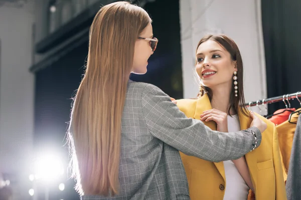 Stylist Dalam Gelas Yang Melihat Model Bahagia Dalam Anting Anting — Stok Foto