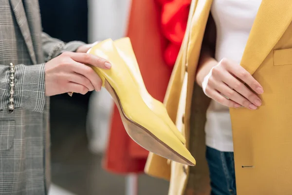Cropped View Stylist Holding Yellow Shoes Model Photo Studio — Stock Photo, Image