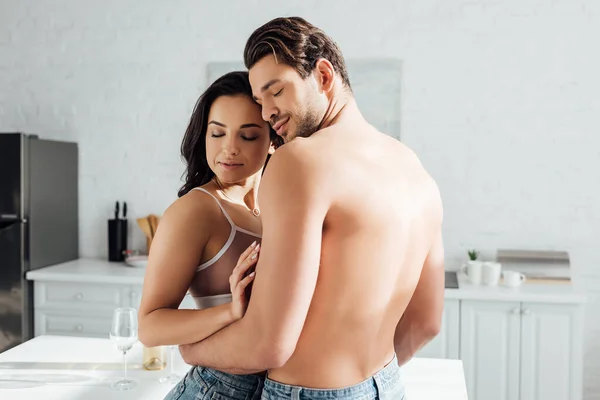 Pareja Con Los Ojos Cerrados Abrazándose Cocina —  Fotos de Stock