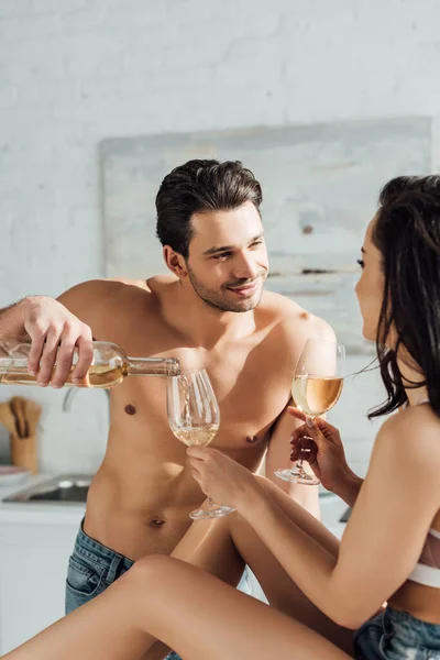 Homem Sorrindo Derramando Vinho Olhando Para Namorada Com Óculos Cozinha — Fotografia de Stock
