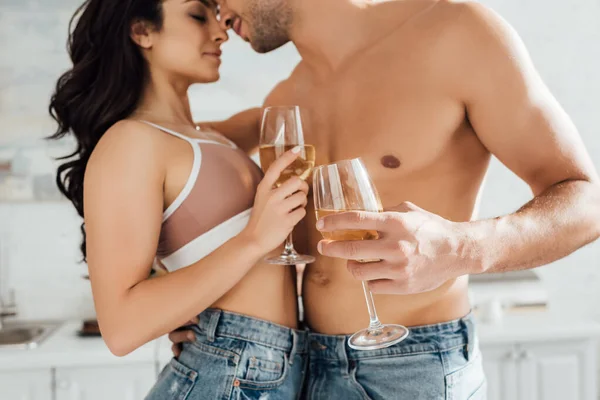 Vue Recadrée Couple Embrassant Avec Des Verres Vin Dans Cuisine — Photo