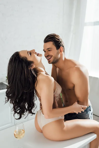 Sexy Chica Mesa Cerca Copa Vino Sonriendo Abrazando Con Novio —  Fotos de Stock