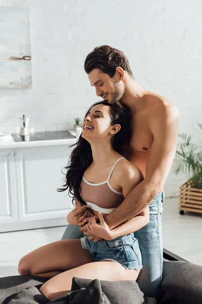 Hombre Abrazando Atractiva Mujer Feliz Por Detrás Sofá Cocina — Foto de Stock
