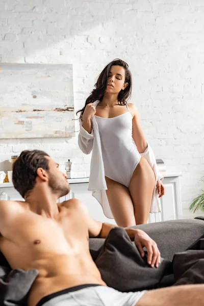 Selectieve Focus Van Man Bank Kijken Naar Sexy Vrouw Met — Stockfoto