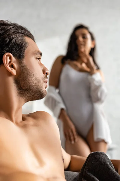 Foco Seletivo Homem Bonito Menina Quente — Fotografia de Stock