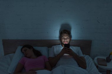 Akıllı telefon, uyuyan kız arkadaşının yanında oturan adama bağlıydı. 