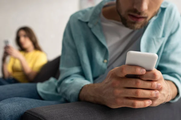 Enfoque Selectivo Del Hombre Utilizando Teléfono Inteligente Cerca Novia Sofá — Foto de Stock