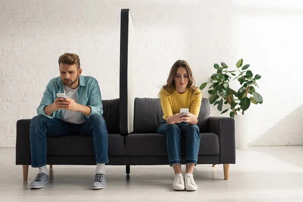 Young Couple Using Smartphones Big Model Smartphone Couch Home — Stock Photo, Image