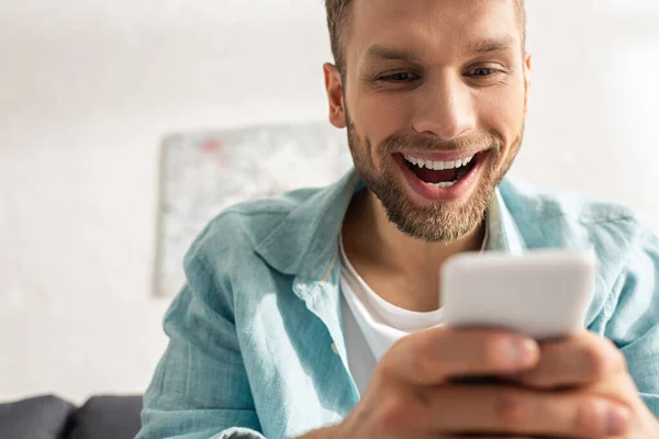 Selektivt Fokus Positiv Man Med Hjälp Smartphone Hemma — Stockfoto