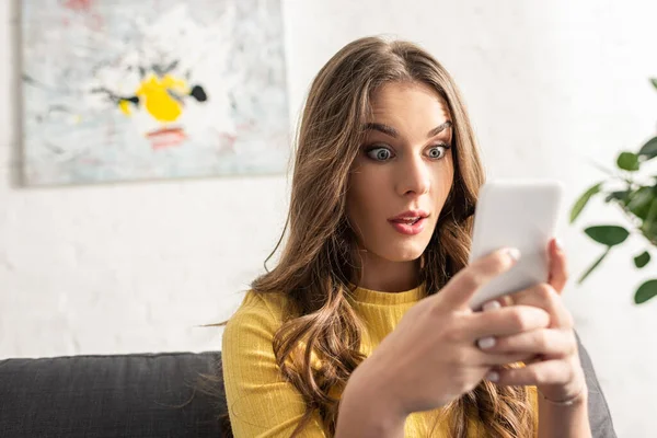 Foco Seletivo Menina Chocada Usando Smartphone Casa — Fotografia de Stock