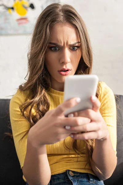 Concentrarea Selectivă Unei Femei Confuze Care Deține Smartphone Timp Stă — Fotografie, imagine de stoc