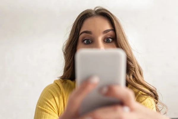 Selective Focus Surprised Girl Using Smartphone Home — Stock Photo, Image