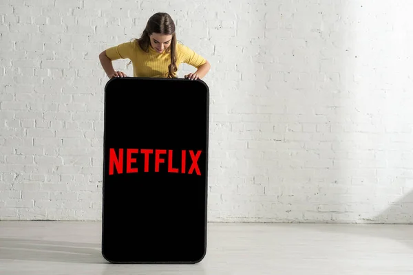 Kyiv Ukraine February 2020 Woman Looking Netflix App Model Smartphone — Stock Photo, Image