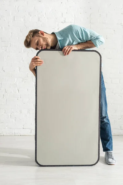 Hombre Guapo Besando Modelo Enorme Teléfono Inteligente Cerca Pared Ladrillo — Foto de Stock