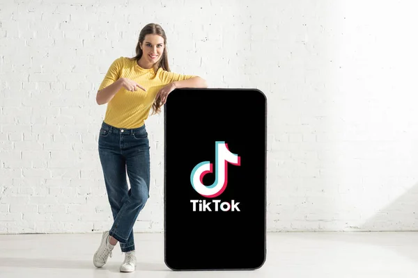 Kyiv Ukraine February 2020 Tiktok App 스마트폰의 모델을 손가락으로 가리키면서 — 스톡 사진