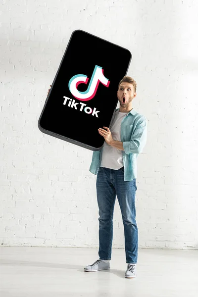 Kyiv Ukraine February 2020 Surprised Man Tiktok App Big Model — Stock Photo, Image