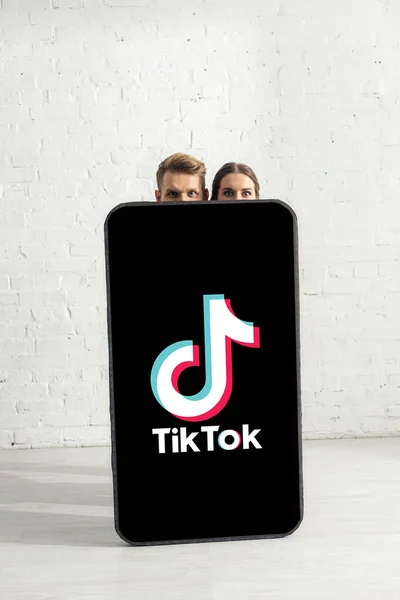 Kiew Ukraine Februar 2020 Junges Paar Blickt Mit Tiktok App — Stockfoto