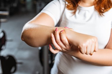 Şişman kızın nabzını elle kontrol ederken kısmi görüntüsü