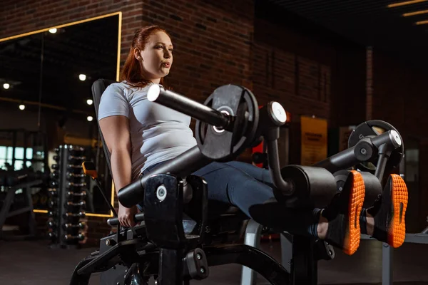 Bonita Chica Con Sobrepeso Haciendo Ejercicio Extensión Pierna Máquina Entrenamiento — Foto de Stock