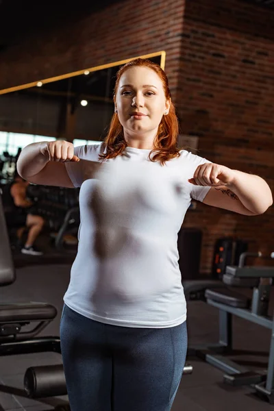 Sonriendo Chica Con Sobrepeso Mirando Cámara Mientras Calienta Gimnasio — Foto de Stock