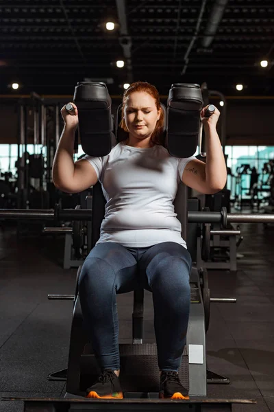 Fokuserad Övervikt Flicka Gör Armar Förlängning Motion Träningsmaskin — Stockfoto