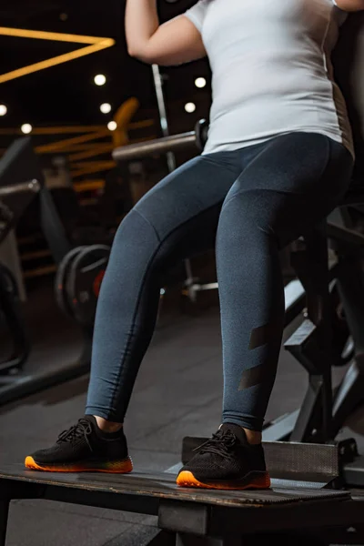 Recortado Vista Chica Con Sobrepeso Entrenamiento Máquina Fitness — Foto de Stock