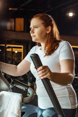 Spor merkezinde kendine güveni tam şişman kız eğitimi.