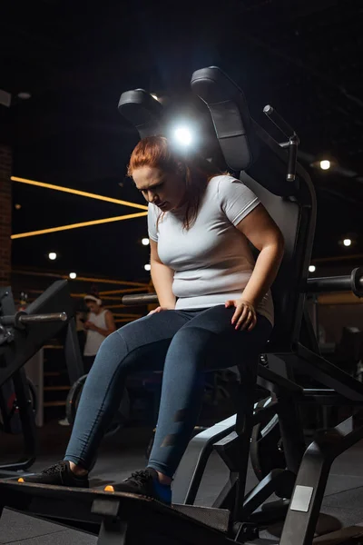 Menina Com Sobrepeso Treinamento Sportswear Máquina Fitness Ginásio — Fotografia de Stock