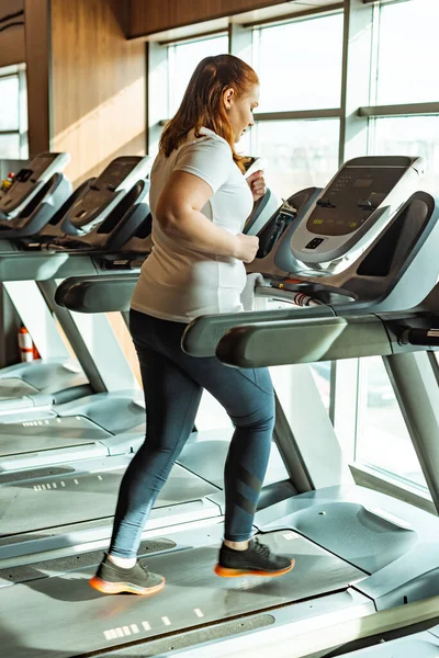 Overweight Girl Working Out Treadmill Gym Window — Stock Photo, Image